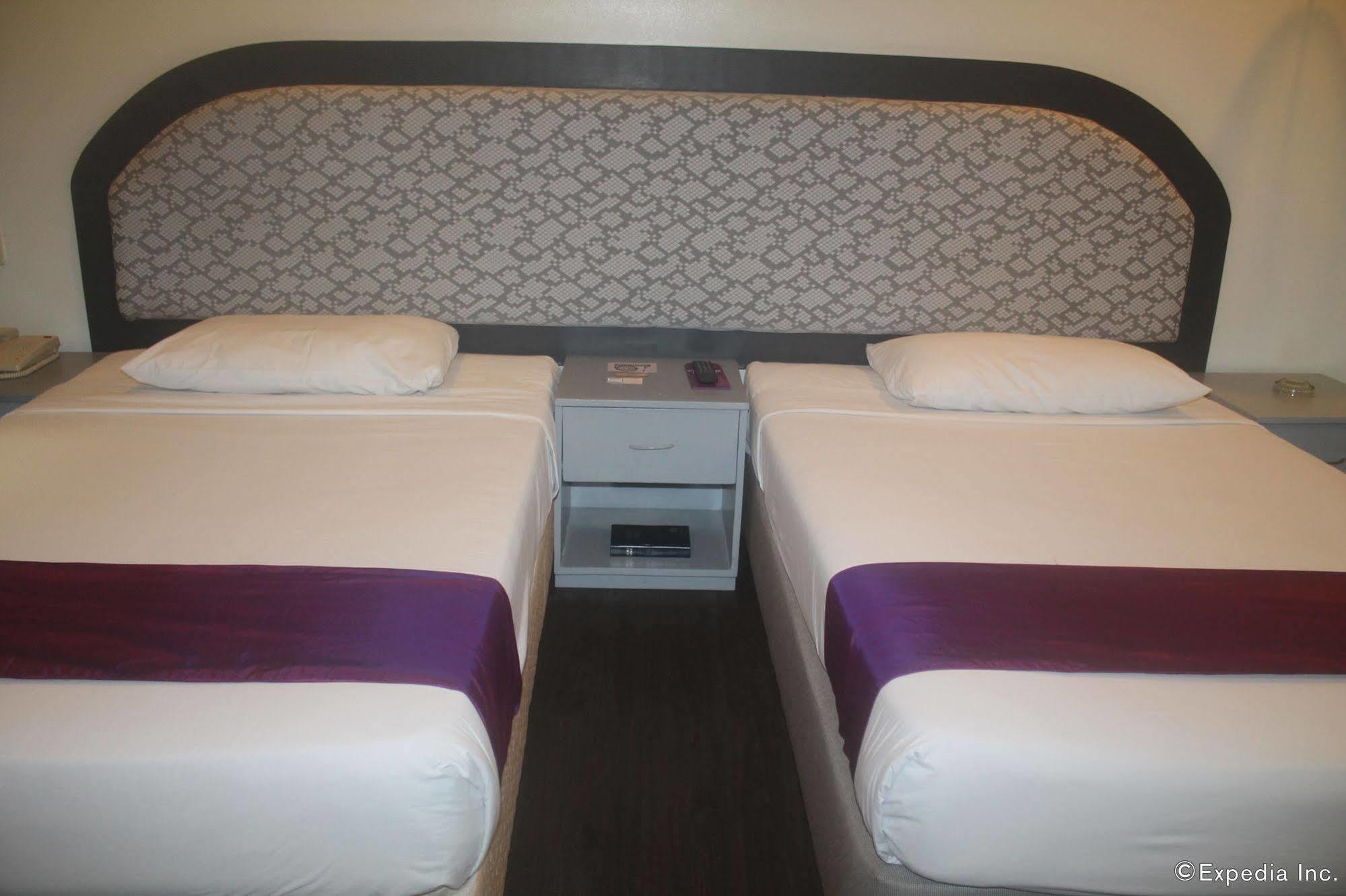 วี โฮเต็ล Hotel มะนิลา ภายนอก รูปภาพ